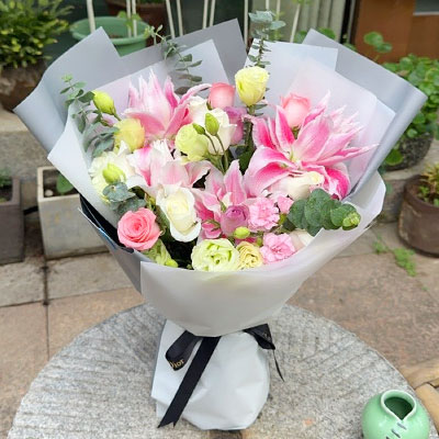 鄂尔多斯9朵玫瑰混搭百合，爱恋纯真无邪